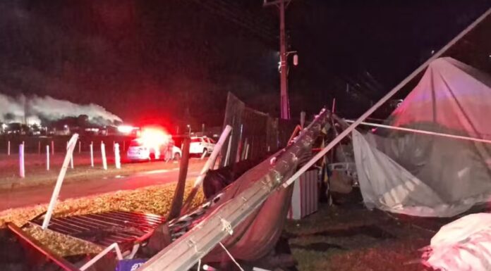 Temporal com ventos de 95 km/h derruba estrutura de festa universitária em Regente Feijó; uma pessoa morreu