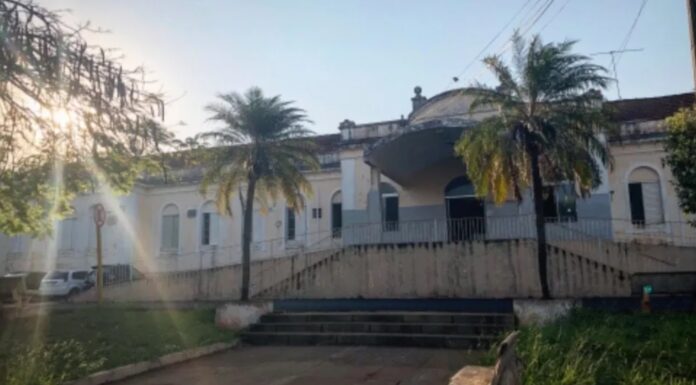 Mulher é esfaqueada pelo ex-companheiro na frente dos filhos após término do relacionamento em Bariri