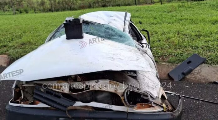 Carro capota após motorista perder o controle da direção em rodovia; uma pessoa morreu
