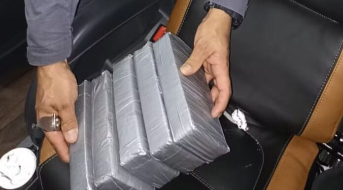 Polícia encontra tabletes de cocaína escondidos em poltronas de ônibus e prende dois bolivianos na SP-294