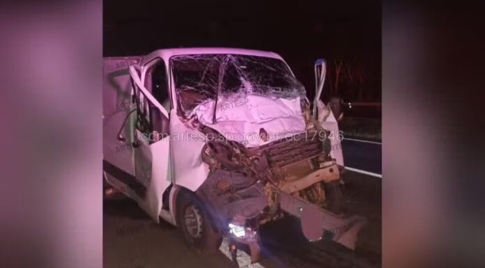 Motorista dorme ao volante e van bate na traseira de carreta na SP-425