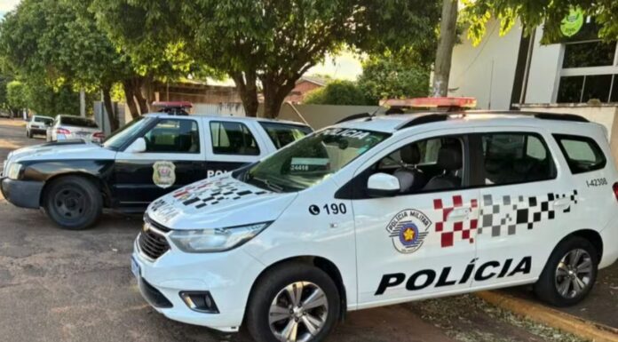 Homem foge após ferir com faca mulher que embarcava com crianças em ônibus no interior de SP