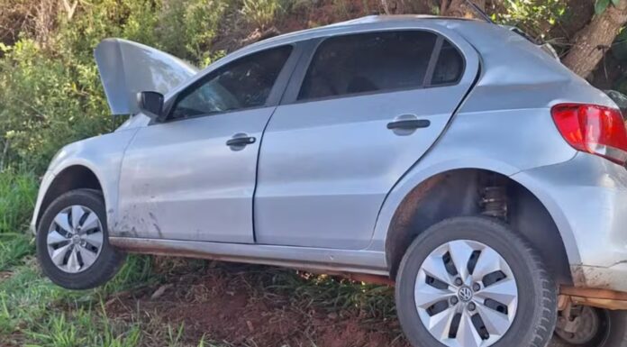 Motorista fica presa às ferragens após bater carro contra árvore em Martinópolis