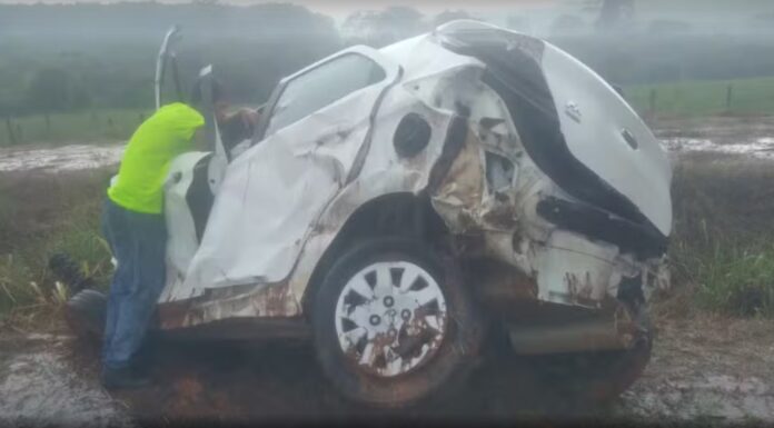 Motorista perde controle, capota veículo, é arremessado e cai dentro de poça d’água durante chuva em rodovia