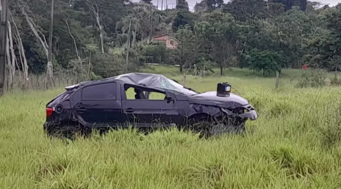 Motorista é arremessado para fora do veículo após capotamento em rodovia do interior de SP