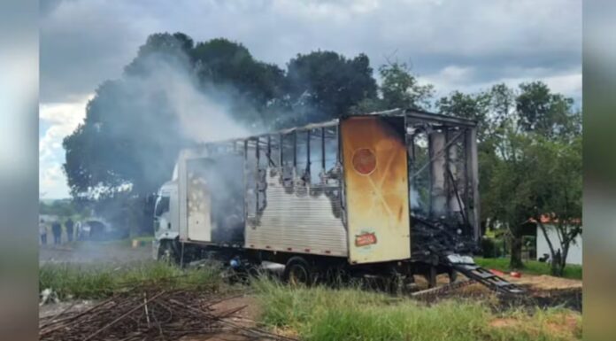 Reparo com serra elétrica causa incêndio em caminhão às margens de rodovia no interior de SP