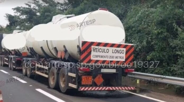 Pneu de caminhão-tanque carregado de gasolina estoura e causa interdição de rodovia em Martinópolis