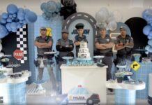 Inspirado pelo padrinho policial, menino comemora aniversário com tema e surpresa da PM no interior de SP