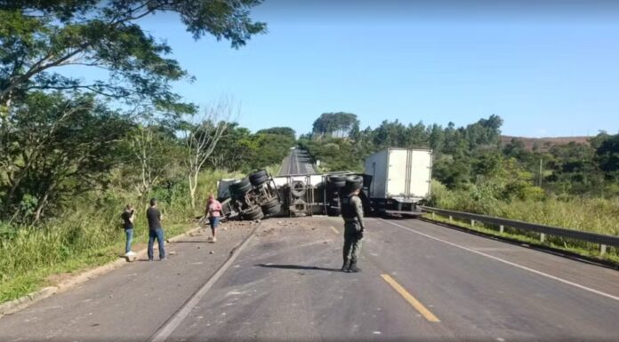 Carreta carregada com quase 50 toneladas de feijão tomba em rodovia de Parapuã
