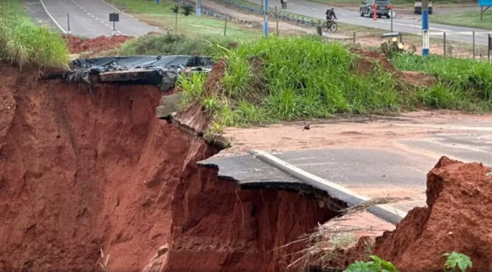 Cratera aberta há mais de cinco meses aumenta com chuva e ameaça ciclovia em Osvaldo Cruz