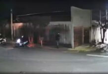 Homens são flagrados atirando contra muro de casa em Andradina