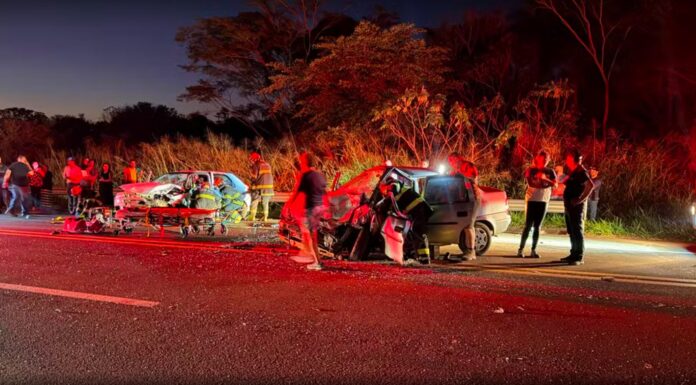 Batida frontal entre dois veículos deixa feridos em rodovia