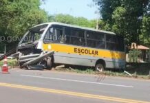 Dez pessoas ficam feridas após pneu de ônibus com pacientes estourar e motorista perder controle do veículo