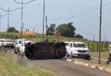 Motorista morre após desobedecer ordem de parada, andar na contramão e capotar carro com 25 kg de droga em rodovia