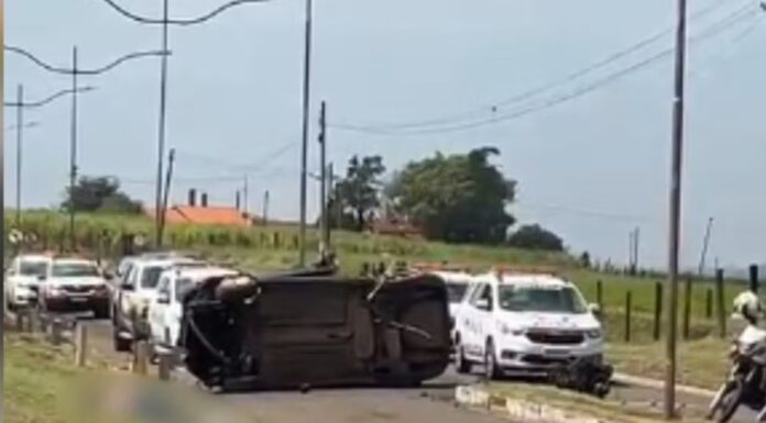 Motorista morre após desobedecer ordem de parada, andar na contramão e capotar carro com 25 kg de droga em rodovia