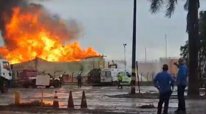 Incêndio atinge tanque de etanol em usina, suspeita é que raio tenha provocado chamas