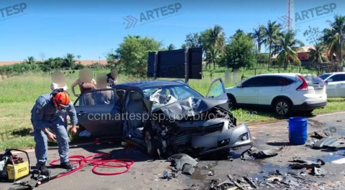 Carro bate de frente com outro ao tentar ultrapassar caminhão e deixa cinco feridos na SP-425