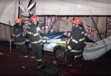 Caminhão tomba sobre van em rodovia na região