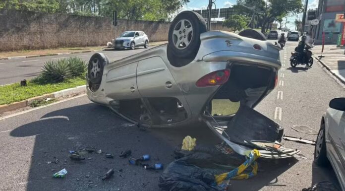 Carro capota e fica com as rodas para cima após motorista perder o controle em Presidente Prudente
