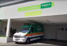 Homem desce de carro para verificar barulho e é atingido na cabeça por peça arremessada em rodovia