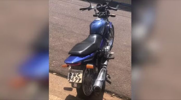 Mulher é abordada enquanto pilotava moto com placa pintada à mão
